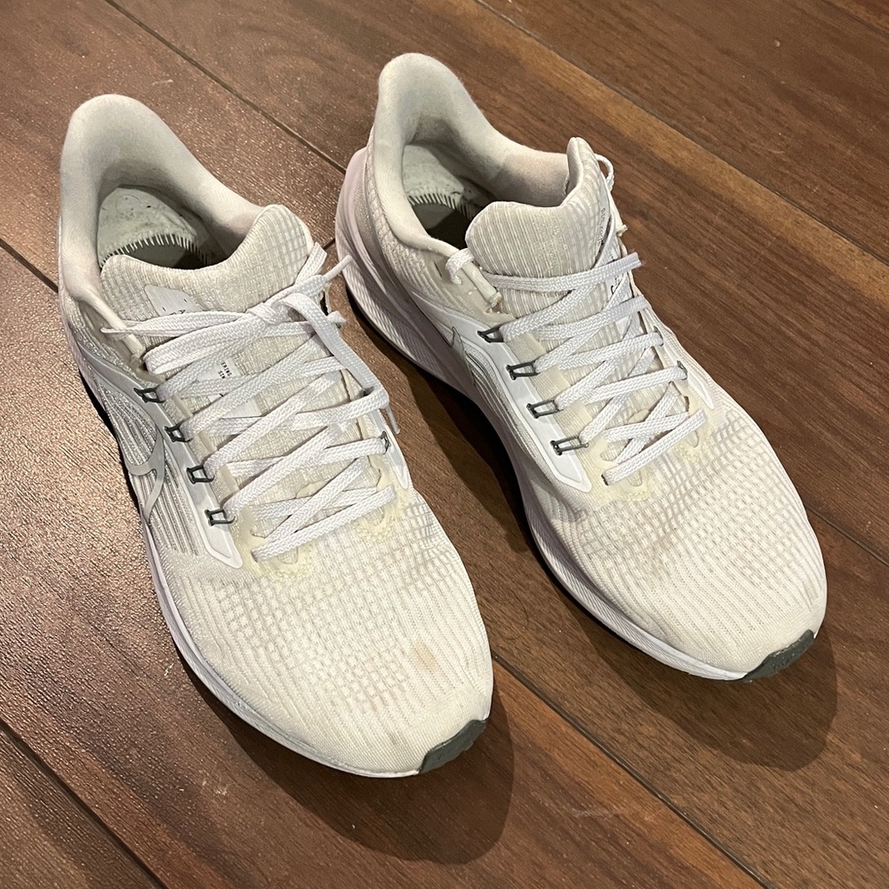 Men’s Nike Pegasus running shoe, size 10.5